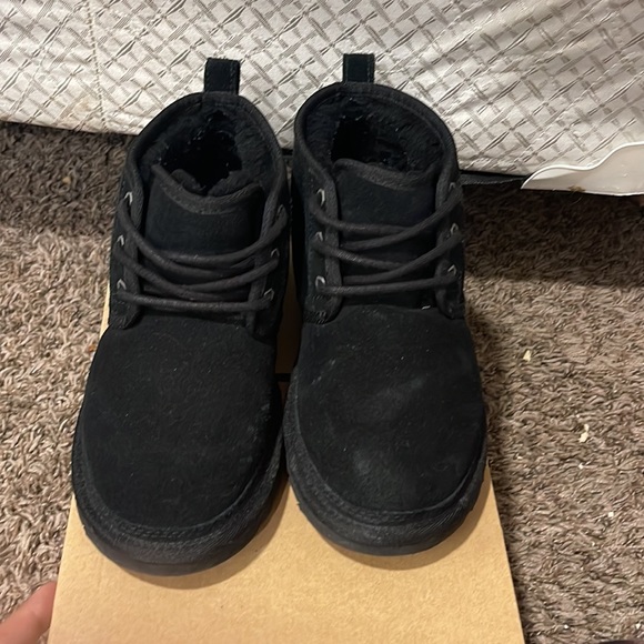 woman’s ugg neumel black. - Picture 2 of 2